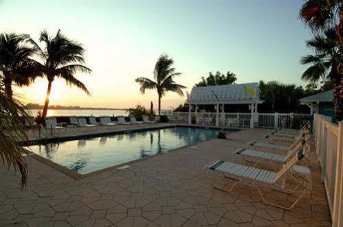 Tradewinds Resort By Resortquest ブレイデントン・ビーチ エクステリア 写真